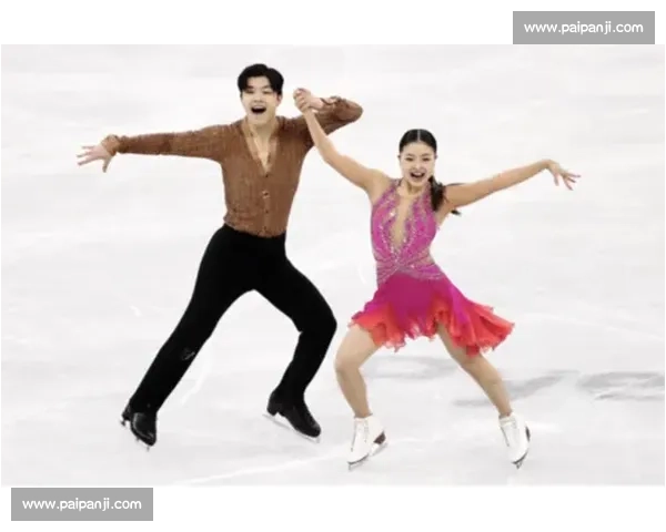 冰上共舞,花滑天鹅队演绎极致欢乐! 冰上共舞,花滑天鹅队演绎极致欢乐!